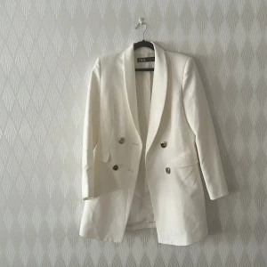 Kavajklänning  - Kavajklänning från Zara storlek M passar S också 