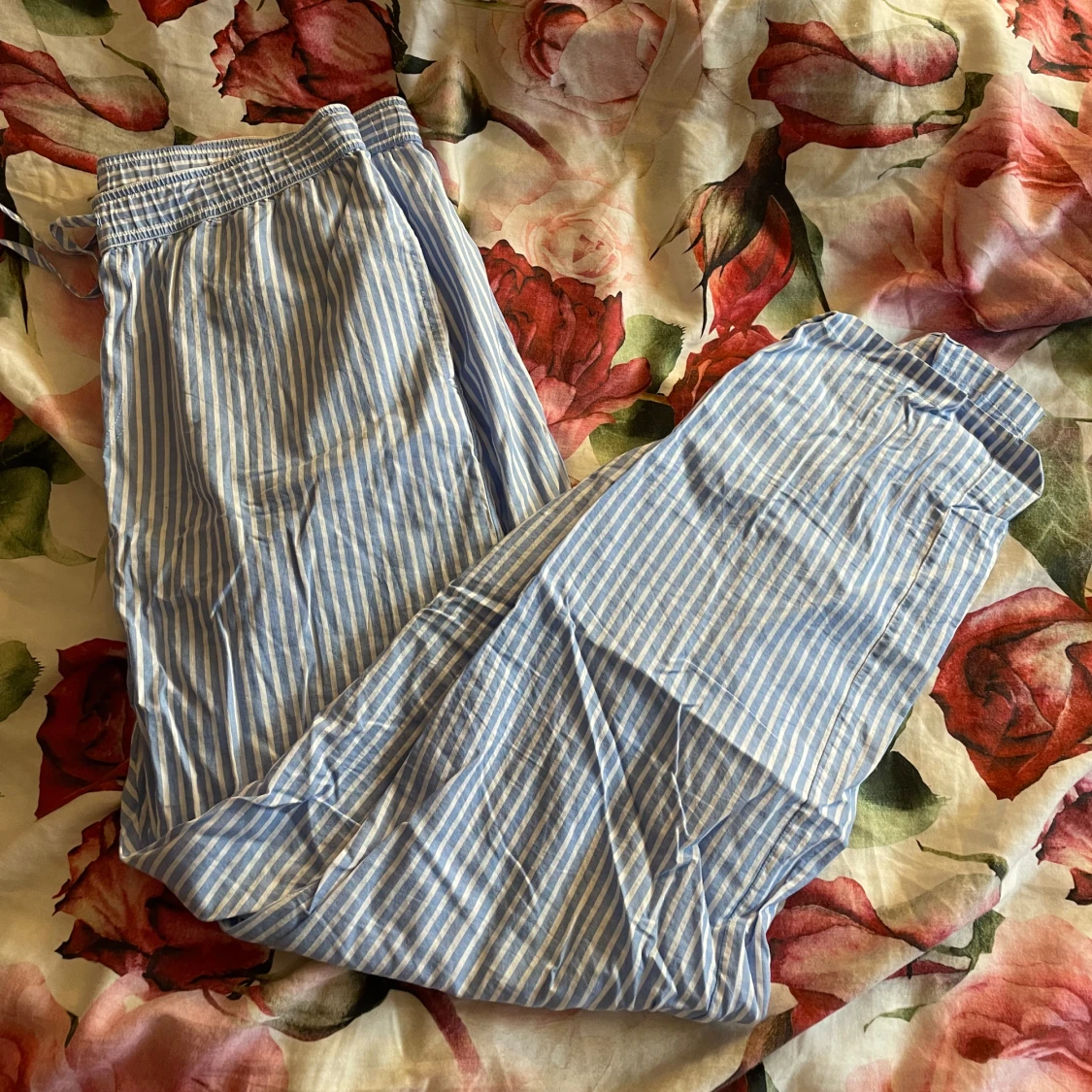 Randiga linnebyxor från Kappahl M