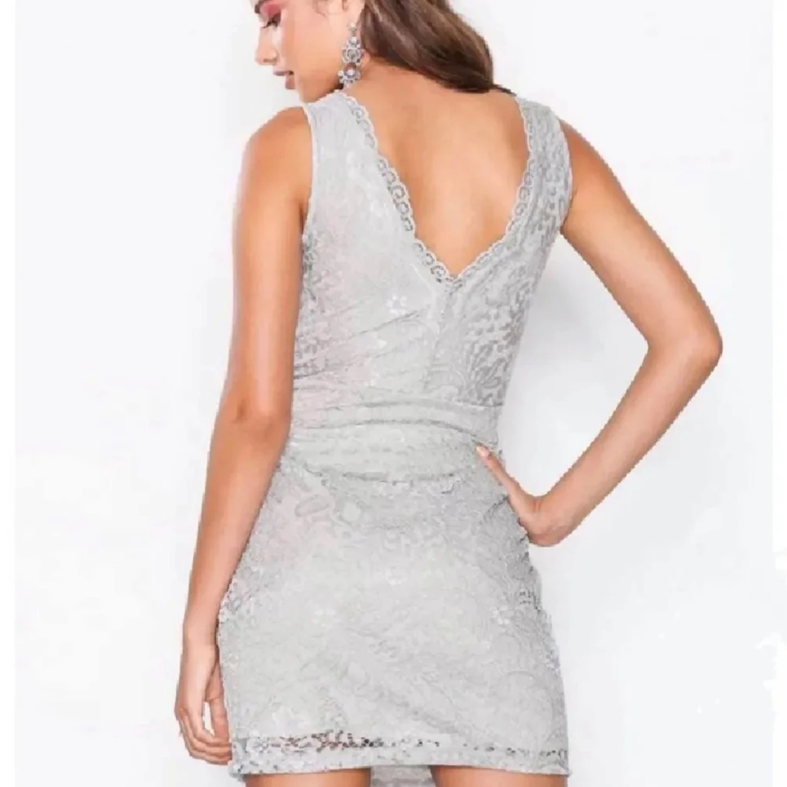 Ljusgrå spetsklänning med v-ringning - 1