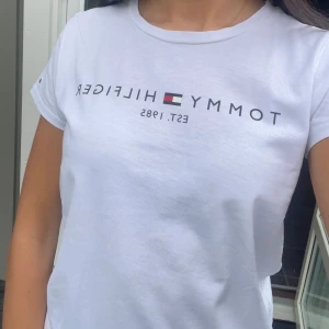 Tommy Hilfiger T-shirt - T-shirt från Tommy Hilfiger. Tröjan är endast testad och därav i fint skick.