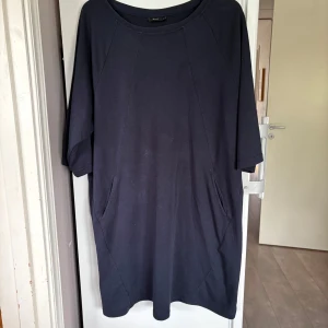 Klänning  - Klänning i sweatshirtmaterial strl M (motsvarande ca46) från Zizzi. Marinblå. . Använd en gång . 