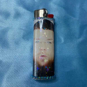 JOEYY - lighter - ⭐️ 1st Refillable BIC MAXI LIGHTER med JOEYY inspirerad wrap⭐️ ✨Tillsammans med lightern kommer freebies! (klistermärken + godis) ✨