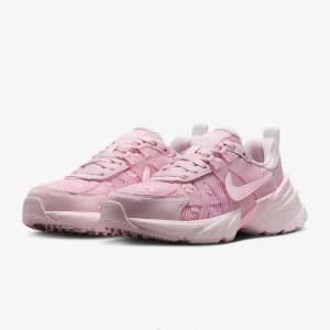 Rosa Nike V2K Run limited edition - Nike V2K Run sneakers i slutsåld limited edition i ljusrosa färg med blommigt mönster på mesh-ytan. Skorna har en chunky sula, vita swoosh-loggor och snörning. Perfekt för dig som vill sticka ut med en söt och sportig vibe. Materialmix av syntet och mesh för extra komfort.