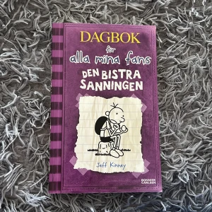 Dagbok för alla mina fans: Den bistra sanningen - En rolig och träffsäker bok om Gregs vardag, fylld med humoristiska illustrationer och dagboksanteckningar. Perfekt för dig som gillar lättlästa böcker med mycket igenkänning om livet i skolan och vänskap.