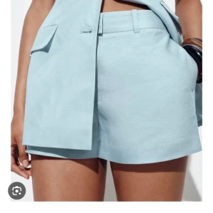 Ljusblåa linne-shorts med fickor zara - SÖKER dessa shorten från zara i storleken xs eller möjlitvis s💗 Hör av dig om du har dom och kan tänka sig att sälja!! Kan diskutera pris!