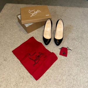 Christian Louboutin Declic 120 - Väldigt fina Louboutins Declic 120. Köpta för 6000 kr. Ett par extra klackar medföljer samt en dustbag. Bruksslitage syns men inget som påverkar skorna.