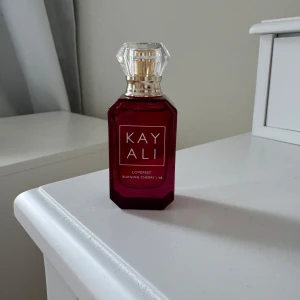 Kayali Lovefest Burning Cherry 48 parfym - säljer denna Kayali Lovefest Burning Cherry 48 då den aldrig används. Luktar otroligt gott. 10ml ❤️