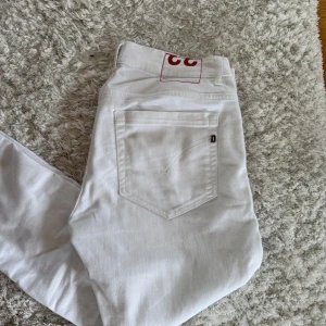 Vita George Dondup storlek 33 - Tja! Säljer nu dessa feta vita Dondup George perfekta för denna tiden på året! Byxorna är i fint skick och sitter grymt. Storlek: 33 | Skick: 8/10 | Meddela vid eventuella frågor!