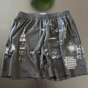 Eric Emanuel shorts  - Ett par riktigt fina EE shorts men jätte fint skick, använda typ 5 gånger men har tyvärr blivit för små. Storlek XL men sitter bättre som M. Skriv om du har några funderingar eller frågor.