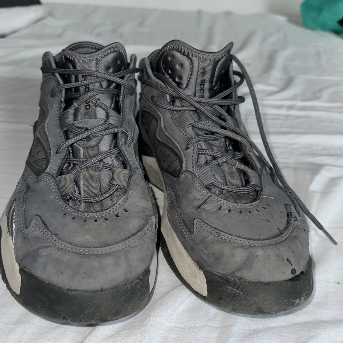 Grå adidas sneakers med snörning