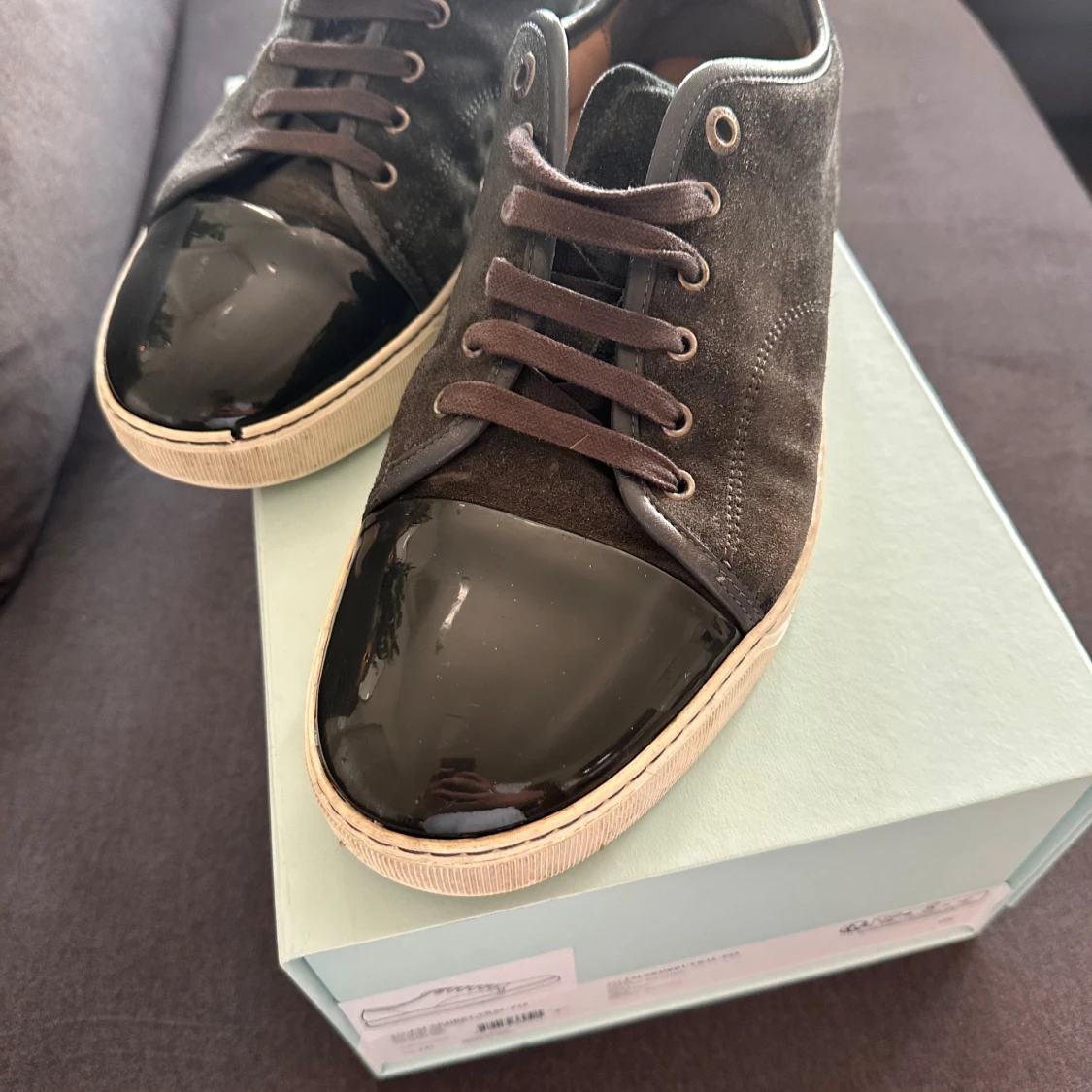 Svarta sneakers med lackad tå - 2