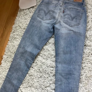 Levi's ljusblå skinny jeans W25 L30 - Säljer ett par jeans från levis, dem är aldrig använda typ. Om man inte gillar skinny jeans kan man klippa om dem till shorts! 