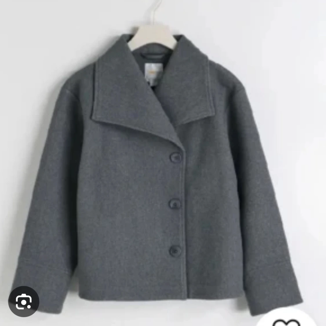 Grå ullrock med stora slag