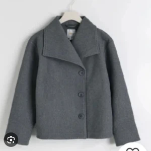 Grå ullrock med stora slag - Snygg grå kappa i ull sitter jätte bra på å är lite stor i storleken . (Storleken är 170)