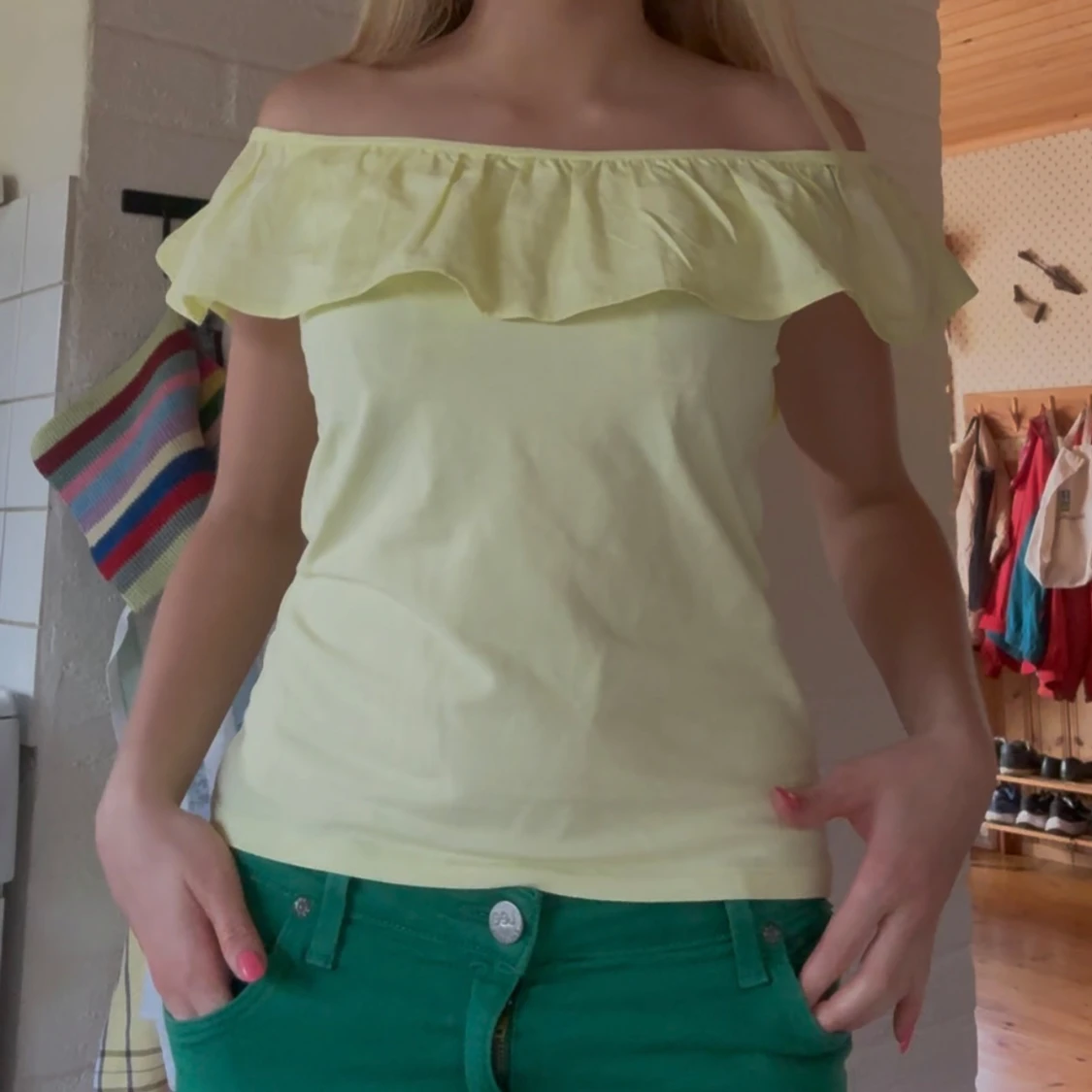 Ljusgul offshoulder volangtopp