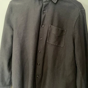 Svart overshirt - En snygg svart overshirt som är helt oanvänd, tveka inte om du har några frågor. Nypris 600kr