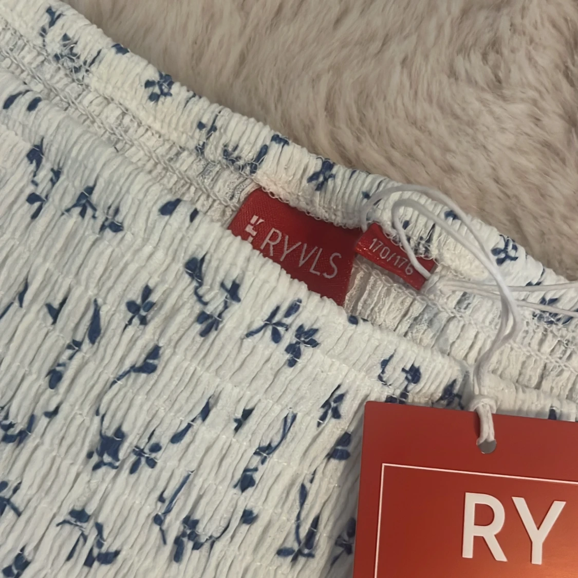 Vit/blå blommig kjol - 1