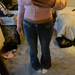 True religion  - Säljer dessa true religion storlek 26 modell joey då dom är förstora, inte användt dom mycke⭐️Ordinare pris 1399!