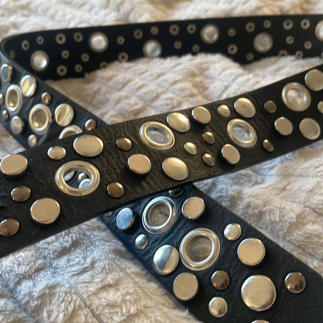 Svart bälte med silvriga nitar - 1