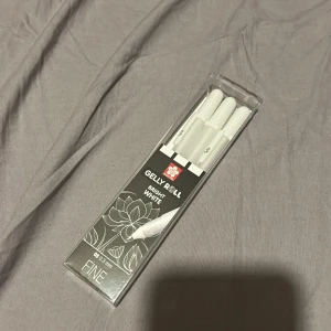 Gelly Roll  - Snygga vita gelpennor från Penstore, perfekta för att skapa coola effekter på mörkt papper eller för att ge dina teckningar och anteckningar en unik touch. Passar både till konst, bullet journaling och kreativa projekt. Fina linjer, 0.3 mm.