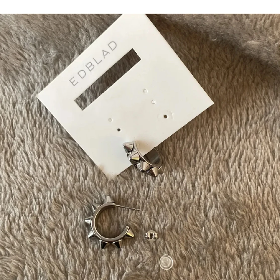 Silvriga örhängen med nitar från Edblad - 3