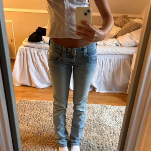 Pepe Jeans - Säljer/intressekoll på mina blåa favoritjeans från Pepe Jeans i modellen ”Venus”. Dom är i superbra skick och säljer endast för att jag har många jeans i samma färg. Storlek 26/32