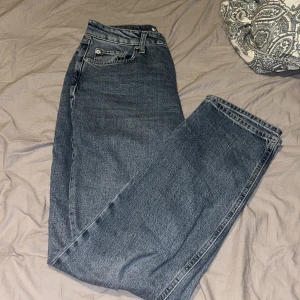 Blå raka jeans från Denim Real - Klassiska blå jeans från Denim Real i rak modell. Jeansen har fem fickor, bälteshällor och stängs med dragkedja och knapp. Materialet är robust denim i bomull och passformen är normal med raka ben. Perfekta för en chill och avslappnad stil.