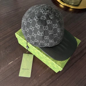 Gucci keps - Svart Gucci keps, för mer bilder/videos är det bara att skriva. Priset kan diskuteras!