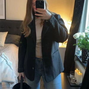 Kavaj i tjockare material - En kavaj i tjockare material, perfekt till höst och vinter. Den är oversized så skulle säga att den är storlek L. Använd få gånger🫶🏼