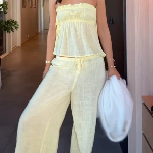 Ljusgult sett - Superfint sätt från Nelly, sparsamt använt utan defekter. ”Flowy detail top” i färgen light yellow som ej längre går att köpa, samt ”Easy breezy pants” i färgen light yellow <3 Byxorna är i storleken L och toppen är i 38 alltså M
