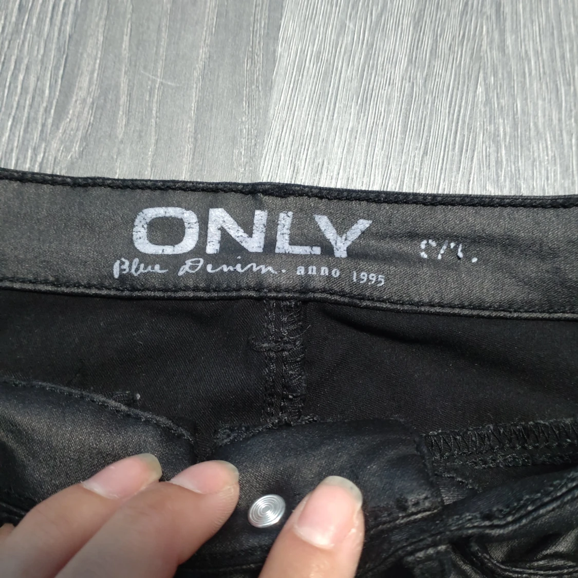 Svarta skinny jeans från ONLY i skinnimitation  - 3