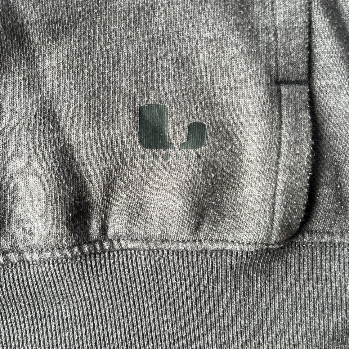 Mörkgrå hoodie från L Sweden - 2