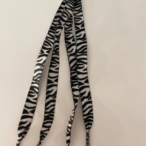 Nya zebra skosnören - Nya oanvända zebra skosnören. Frakt på 22 tillkommer. Betalning sker via Swish.