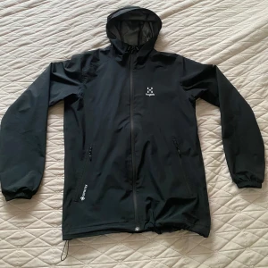 Haglöfs Jacka GORE-TEX - Säljer en Haglöfs Jacka GORE-TEX perfekt för regniga och vindiga dagar. Storlek S den är i mycket bra skick bara använd ett få gånger .