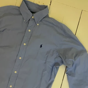 Ralph Lauren skjorta - Tjena! Säljer denna Ralph Lauren skjorta i storlek S✔️ Mycket fint skick✔️ Mitt pris 399kr nypris 1600kr✔️ Har du någon fråga eller fundering är det bara att skriva✔️