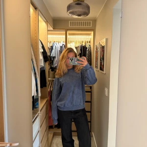 Blå sweatshirt Pull&Bear XS - Blå sweatshirt från Pull&Bear i tvättad look med broderad text 'Spring Bliss' framtill. Tröjan har rund hals och är i mjuk bomullsmix.