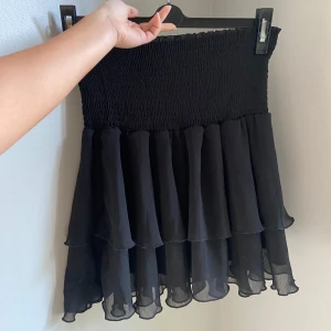 Svart volangkjol - Resårbandets höjd 15 cm Total höjd 43 cm