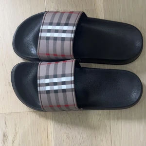 Burberry tofflor Beige - EVERYTHING I SELL IS BRAND NEW‼️  * Trusted Seller✅ * Shipping the same day📦 * TikTok: Trendyblock 📱 * Plick: Trendyblock 💛 * Vinted: Trendyblockse 