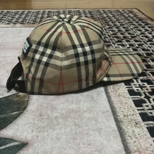 Burberry Keps - Burberry Keps storlek M i väldigt bra skick