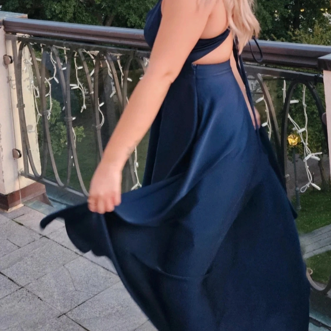 Elegant marinblå midiklänning i satin med snörning - 2