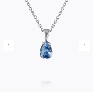 Caroline Svedblom halsband  - Super fint halsband från caroline svedblom i silver med blå sten, säljer då jag ej använder silver smycken längre! Super fint skick och inte använd speciellt ofta💕Modellen heter Petite drop necklace silver lapis❤️