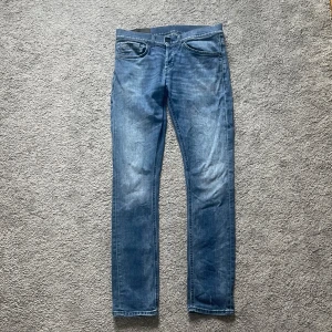 Dondup jeans - Tja säljer nu mina riktigt snygga mörkblåa dondups i storlek 30! Hör av er vid fler funderingar🫶