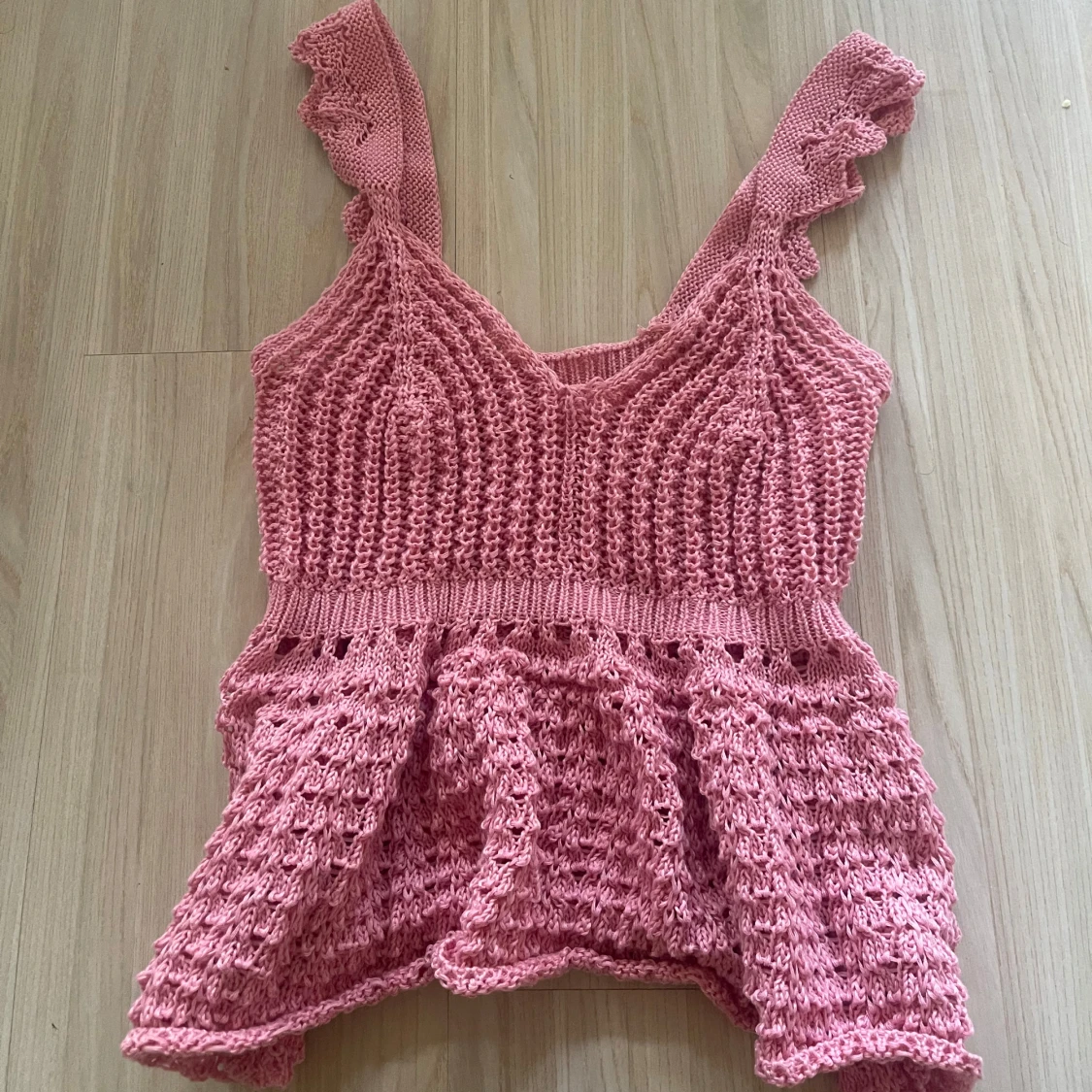 Rosa stickad linnetopp med volang