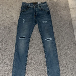 Jack & Jones jeans - Tjena, säljer nu mina nya Jack & Jones jeans pga de har blivit för små. Jeansen är i riktigt bra skick, är som nya och är redo att paketeras o skickas :). Storleken är 27:30 och modellen är Slim glenn. Skriv för fler frågor eller för fler bilder. Önskar er allt gott//Kevin