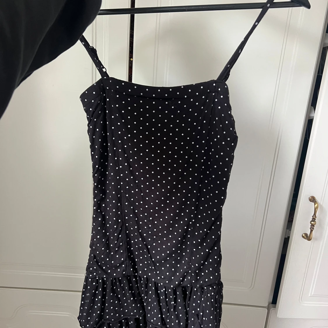 Svart prickig kort klänning med volang - 1