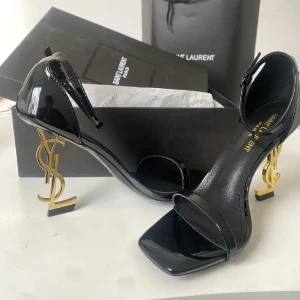 Exklusiva YSL Opyum Heels i Nyskick – Storlek 39 - YSL Opyum Heels, storlek 39 I nyskick, endast provade inomhus. Lådan följer med vid köp. Pris: 1 330 kr. Nypris ca 14 000 kr.  Köpta via Plick. En ikonisk modell med hög andrahandsvärdering och tidlös design. Skorna är i toppskick och säljs utan väntetid eller osäkerhet.