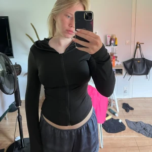 Svart slim hoodiejacka med dragkedja - Säljer då den inte kommer till användning. Inga defekter. Skriv gärna vid frågor❤️