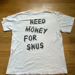 Need money for snus t shirt.  - Riktigt fet t shirt som bara inte används. Storlek S och köpt på gardegrisch för 500 kr. 