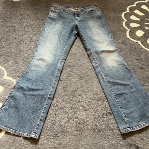 Lowrise wrangler bootcut jeans - Så fin! Använder inte 💕Innerbenslängd: 78 cm 💕 Midjemått: 38 cm (78 cm runt hela) 💕
