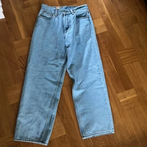 Sweet SKTBS ljusblå skatejeans XXS - Ljusblå skatejeans från Sweet SKTBS i loose passform. Snygg graffiti-inspirerad text på bakfickorna och broderad logga fram. Klassisk femficksmodell i jeansmaterial, perfekt för dig som gillar streetstyle och skate.